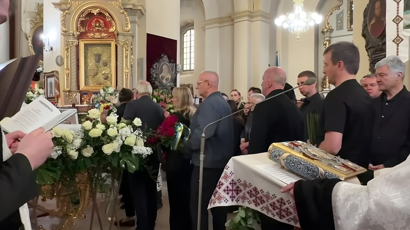 У Львові попрощалися з нардепом Степаном Кубівим: фоторепортаж