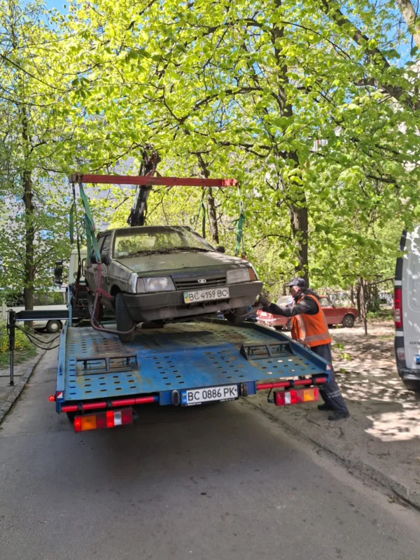У Львові прибрали ще два занедбані автомобілі