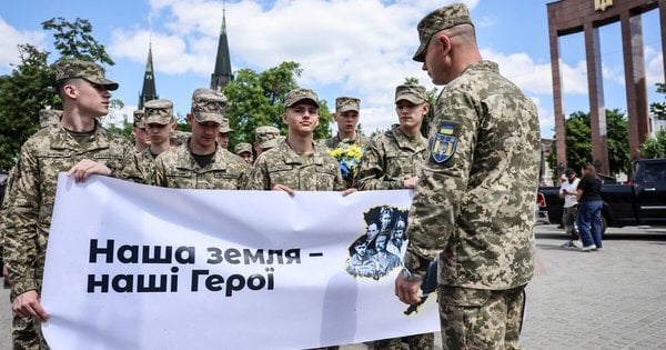 У Львові пройшла традиційна хода до Дня Героїв. Фото дня