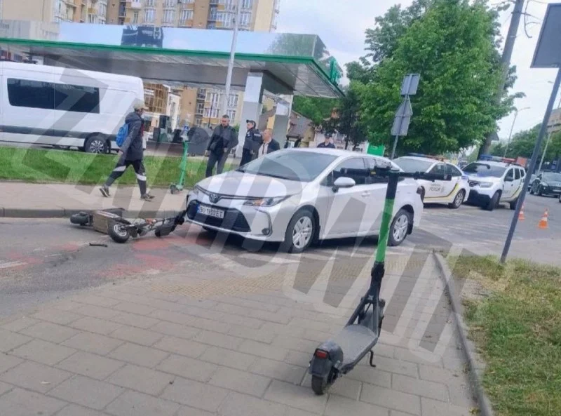 У Львові самокатчик потрапив під автомобіль
