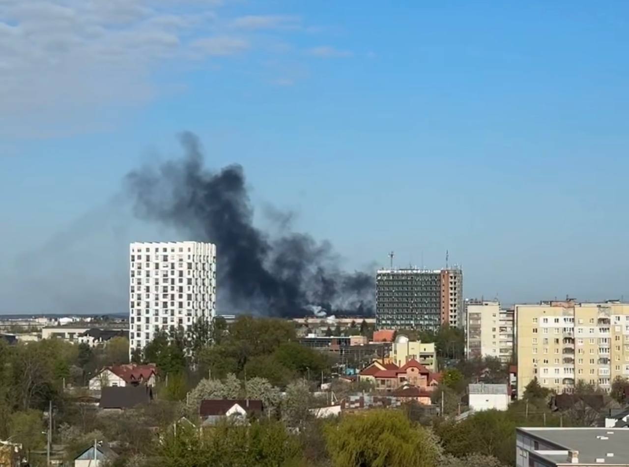 У Львові спалахнула пожежа на території колишнього заводу: перше відео