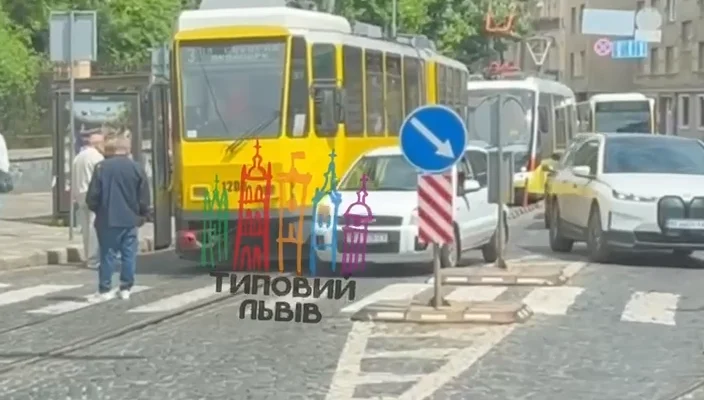 У Львові трамвай не пропустив автомобіль (ВІДЕО)