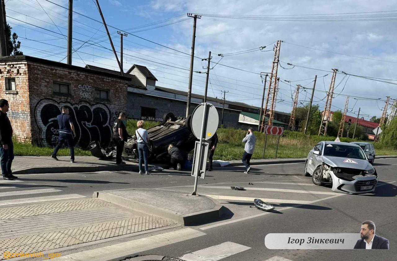 У Львові у ДТП з навчальним авто машина перекинулася на …