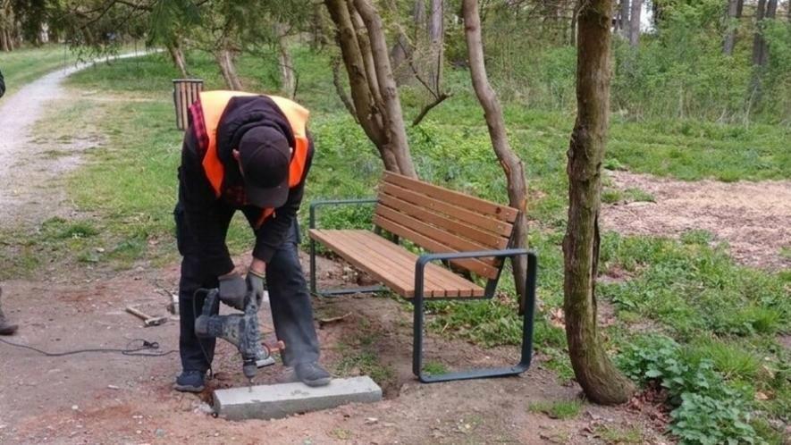 У Львові у Снопківському парку встановили додаткові лавки та урни