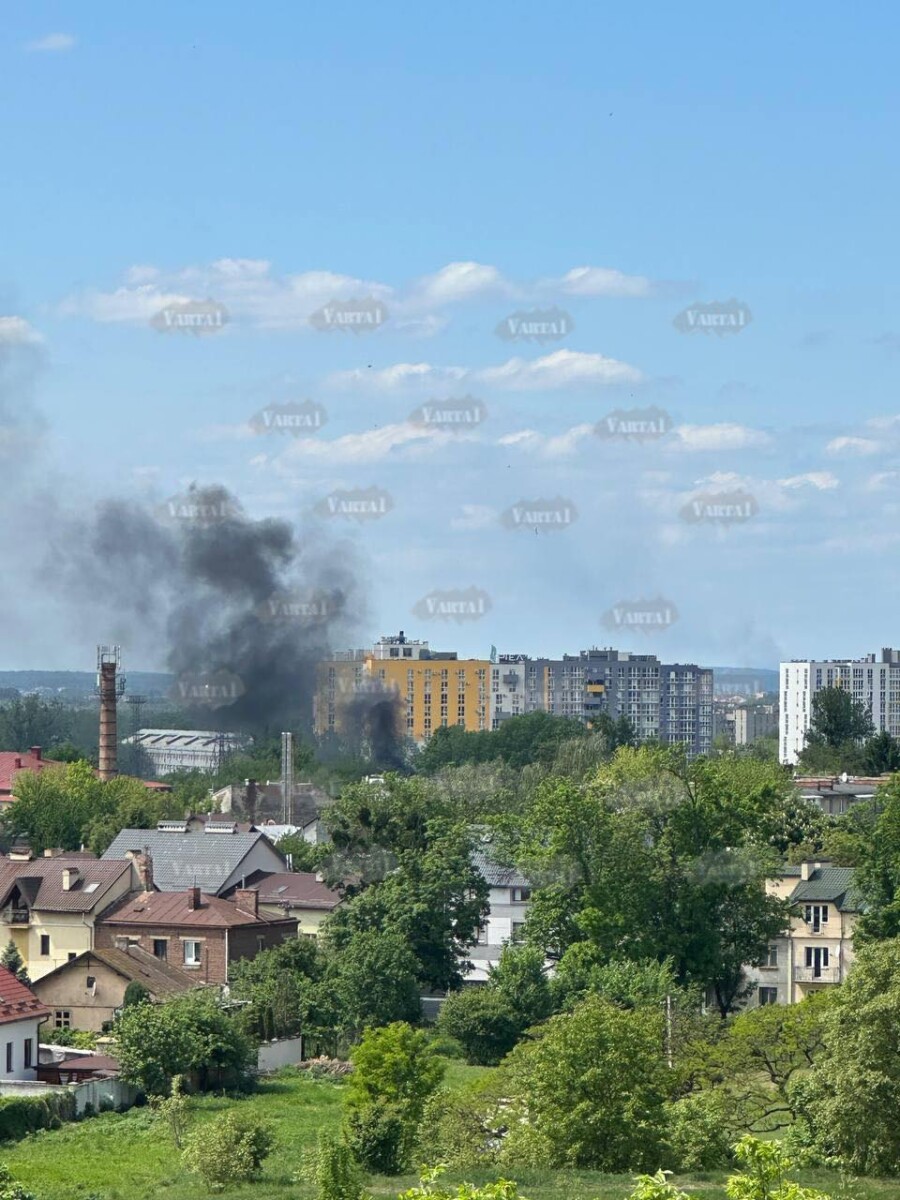 У Львові у спальному районі виникла пожежа