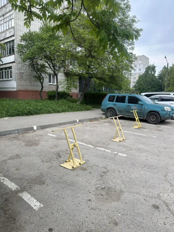 У Львові у спальному районі встановили обмежувачі для паркування (ФОТО)