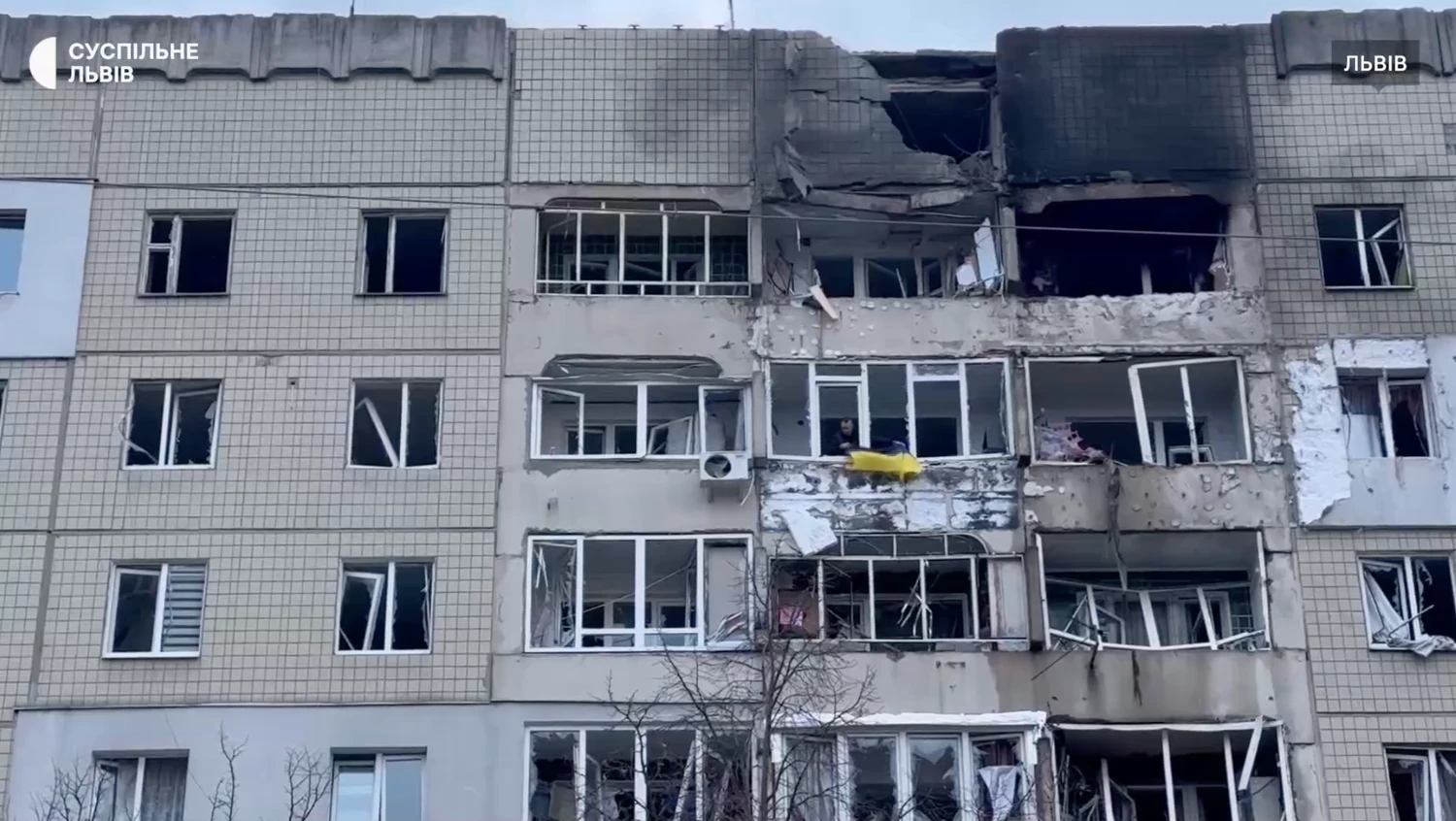 У Львові чоловік вивісив прапор України на балконі квартири, пошкодженої …