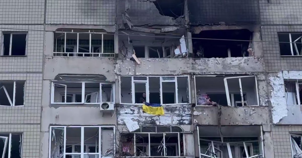 У Львові чоловік вивісив український прапор на пошкодженому дронами будинку