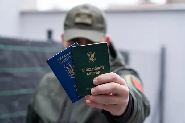 У Львові чоловік із ножем захопив 13-річну дівчинку після зустрічі з ТЦК