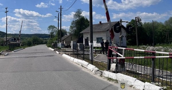 У Львівському районі вантажний потяг травмував 50-річного чоловіка