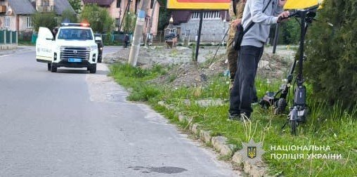 У Львівській області двоє дітей впали з електросамоката, молодшого хлопчика …