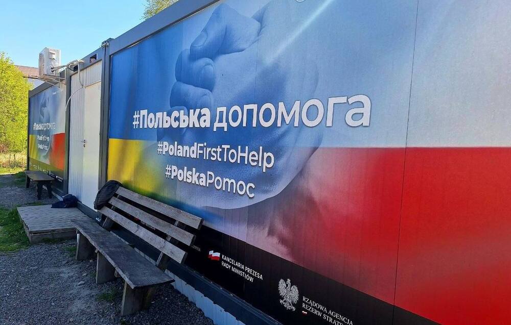 У Макарові запустили пересувну сонячну електростанцію для енергопостачання модульного містечка …