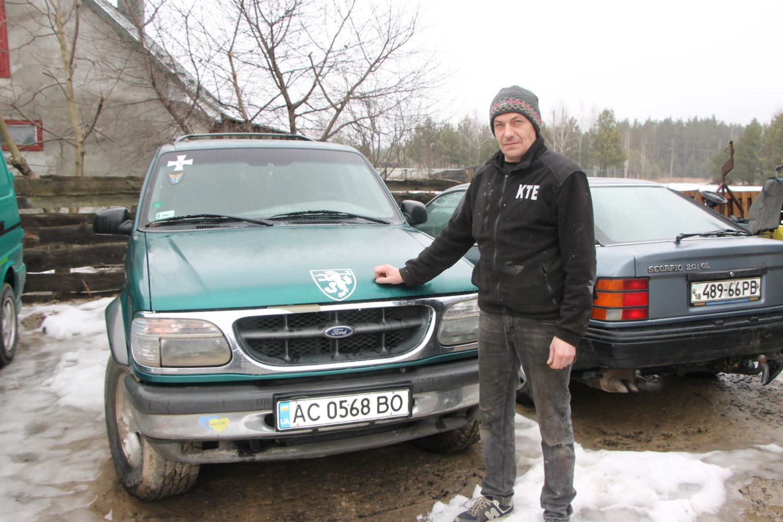 У Маневичах поляк безкоштовно ремонтує автівки для українських військових