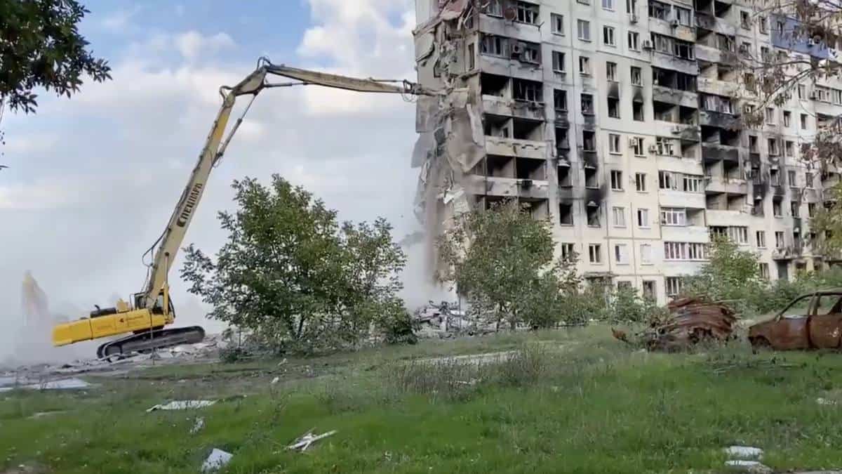 У Маріуполі руїни будинків перетворили на 100 тисяч тонн щебеню …