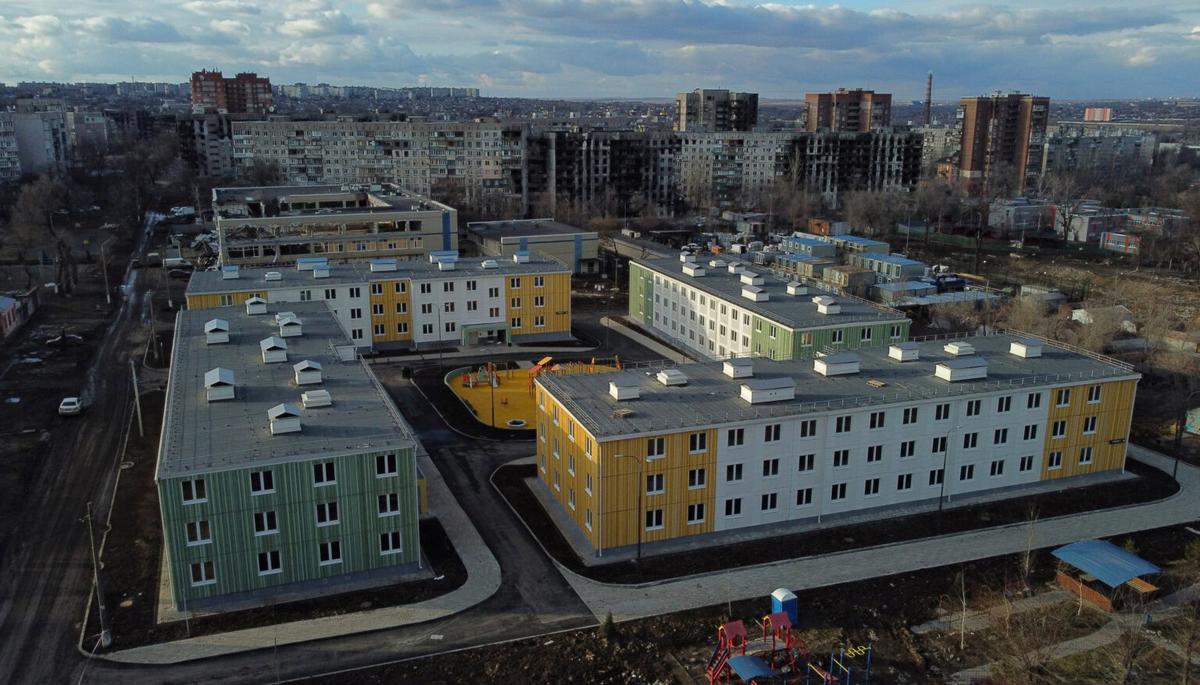 У центрі Маріуполя окупанти встановили портрети своїх військових, які загинули …