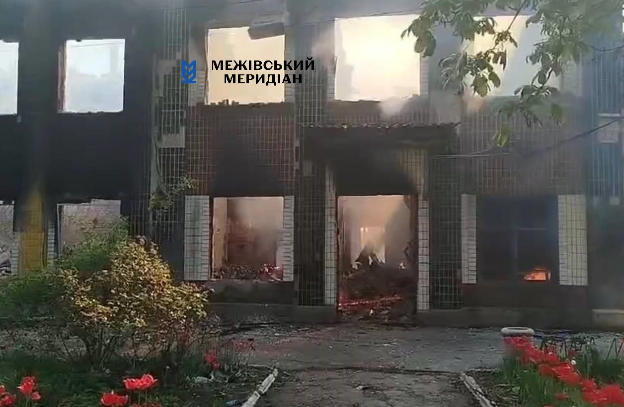 У Межівській громаді через удар російської армії горить відділ освіти …