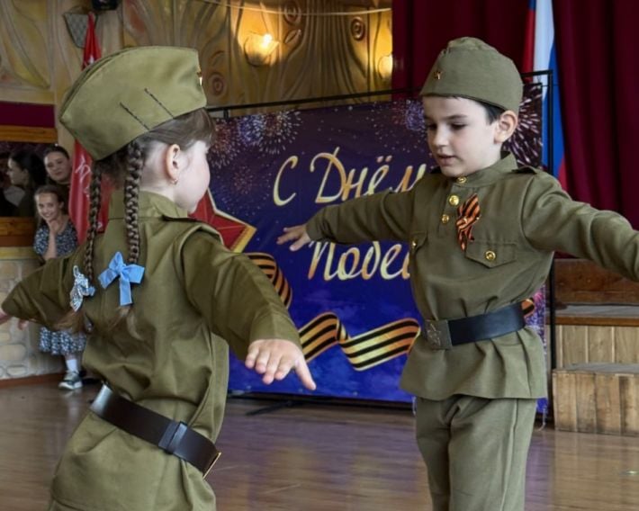 У Мелітополі замість параду Перемоги — ходи шкільними коридорами, кашкети …