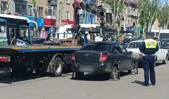 У Мелітополі масово евакуюють автомобілі біля центрального ринку - водіїв …