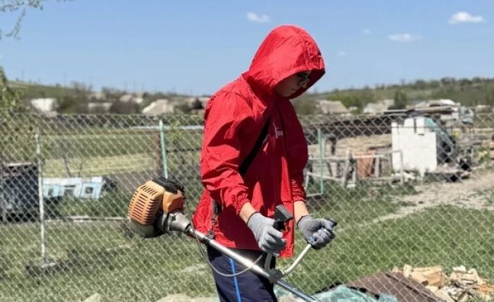 У Мелітополі матері загиблого зрадника «компенсували» втрату скошеною травою