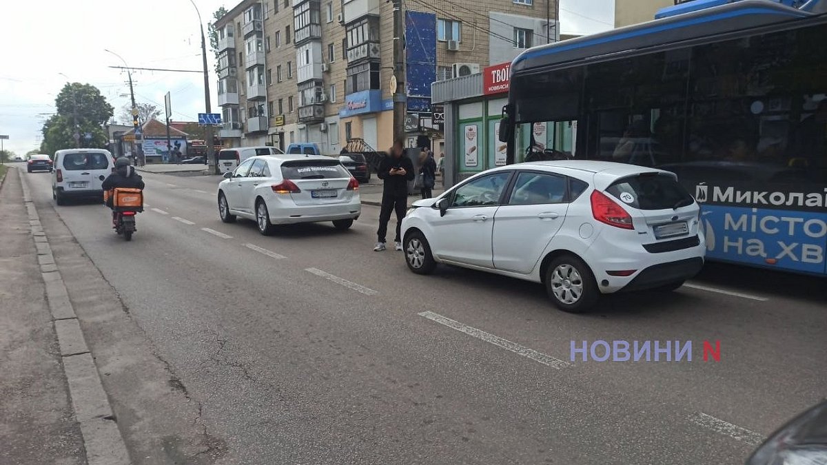 У Миколаєві біля ринку зіткнулися «Форд» та «Тойота»: рух утруднений