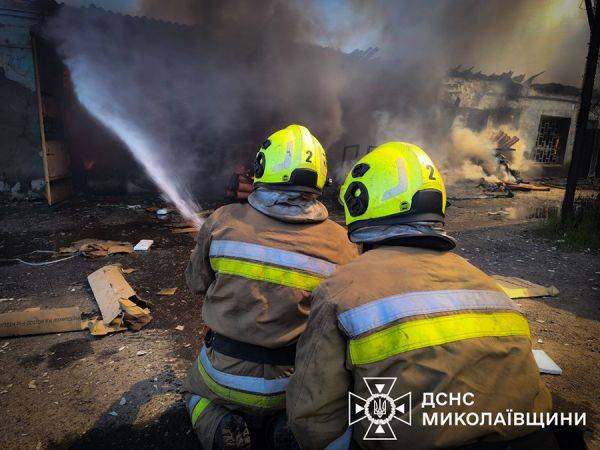 У Миколаєві велика пожежа на складі на Бедзая: вогонь гасять …