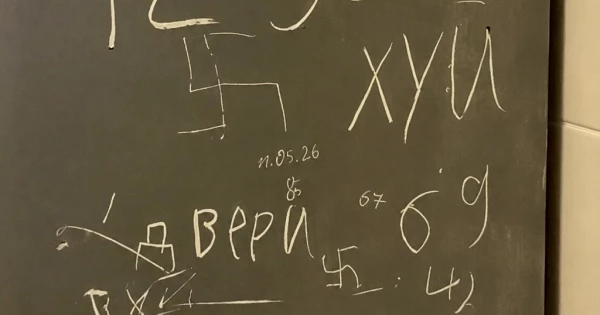 У Миколаєві в басейні «Зоря» діти розмалювали шафи нацистською символікою