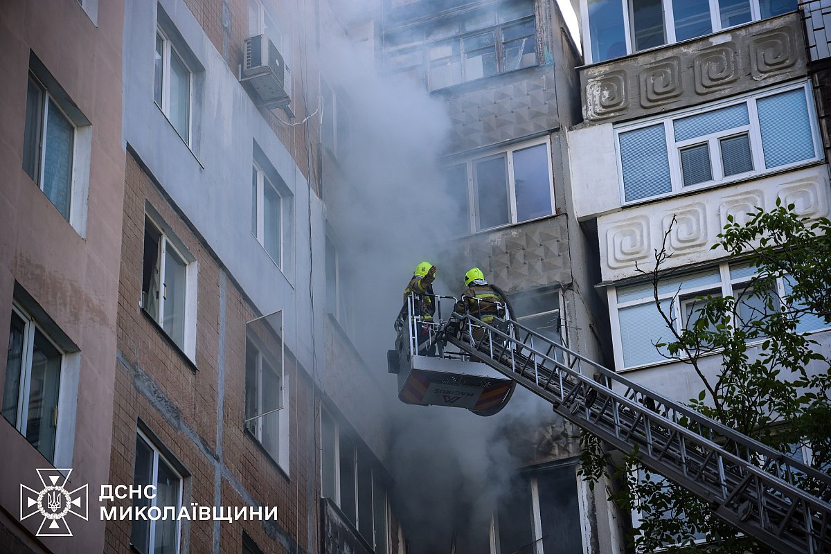 У Миколаєві горів балкон у багатоповерхівці: фото з місця події