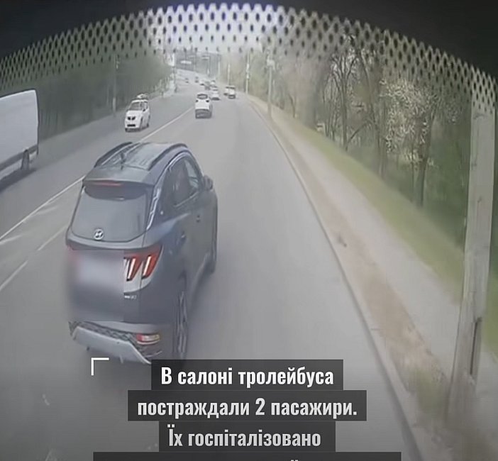 У Миколаєві госпіталізовані пасажири тролейбуса: водій різко загальмував через авто, …