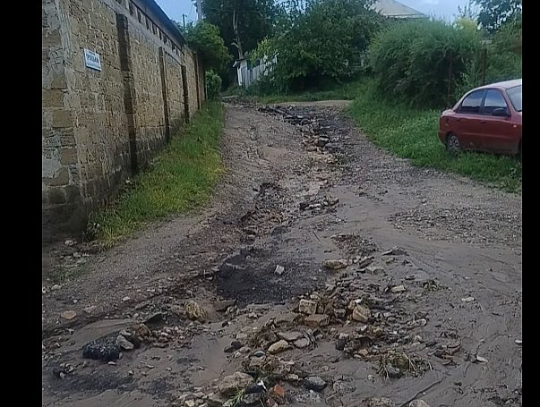 У Миколаєві дощем змило дорогу (відео)