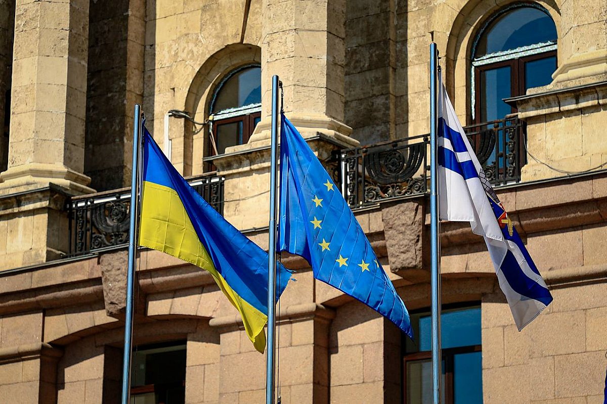 У Миколаєві до Дня Європи підняли прапори України та ЄС