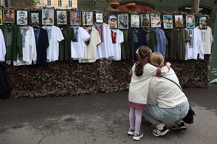 У Миколаєві до Дня вишиванки організували виставку пам'яті захисників України …
