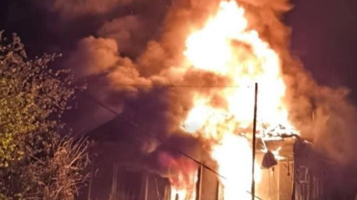 У Миколаєві дрон влучив у приватний будинок, спалахнула пожежа