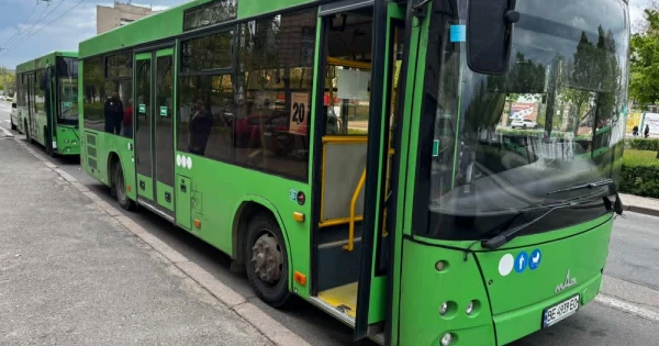 У Миколаєві зіштовхнулись два комунальних автобуси: на «Миколаївпастрансі» проводять службове …