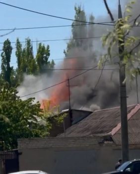 У Миколаєві палає будинок по вулиці Чкалова