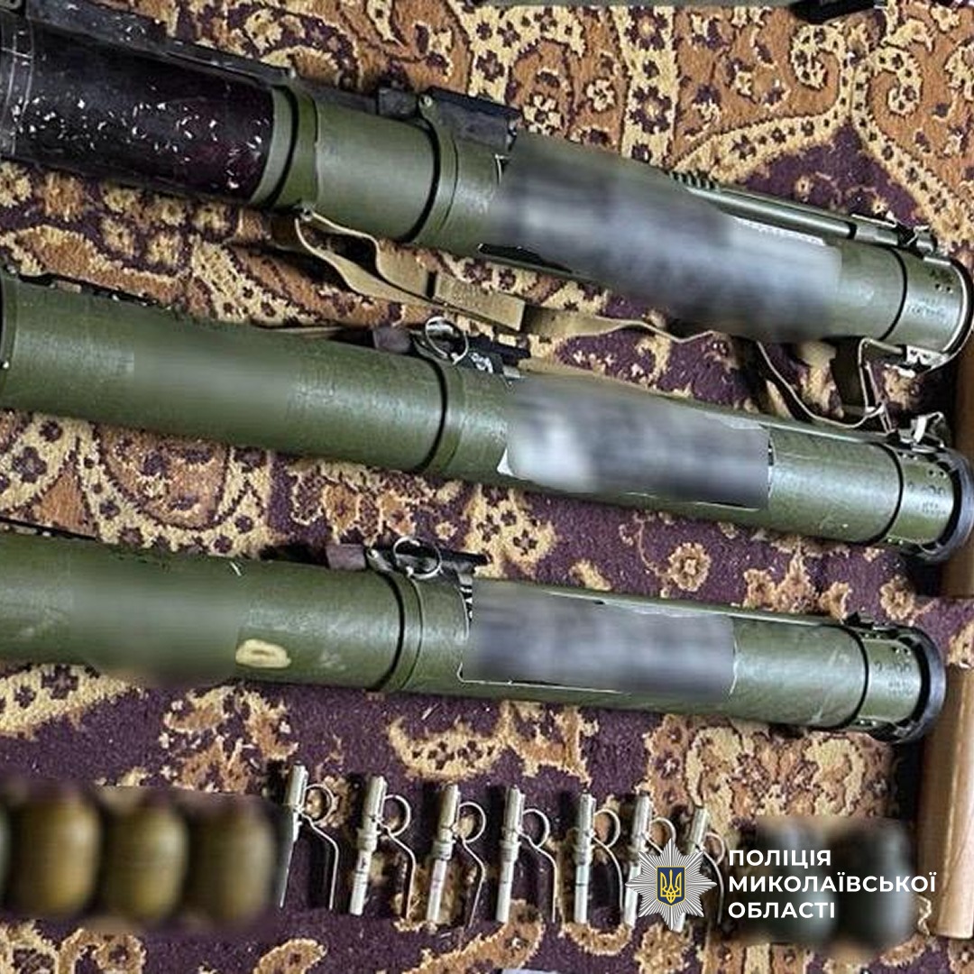 У Миколаєві поліцейські затримали підозрюваного у незаконному зберіганні арсеналу зброї …