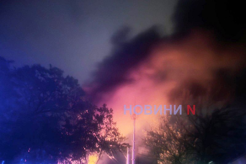 У Миколаєві після влучення російського дрону виникла пожежа (фото, відео)