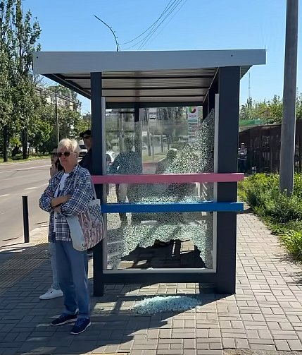 Невідомі пошкодили оновлену зупинку у Миколаєві