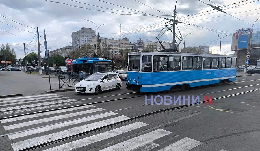 У Миколаєві трамвай перегородив дорогу на жвавому перехресті