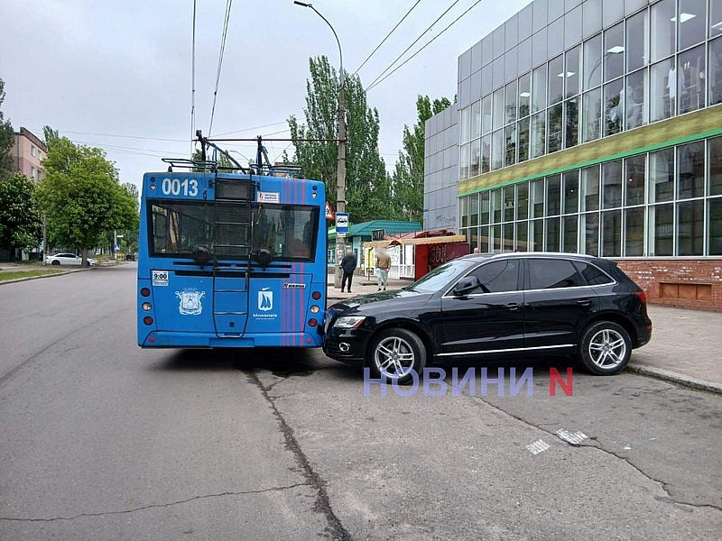 У Миколаєві тролейбус зачепив припаркований "Ауді"