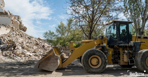 У Миколаєві частково демонтують ще дві пошкоджені обстрілами будівлі
