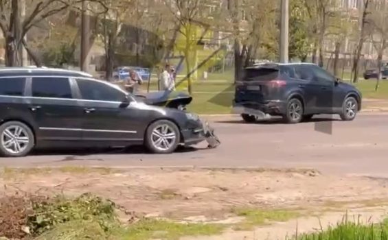 У Миколаєві через ДТП ускладнено рух по вулиці Ігоря Бедзая