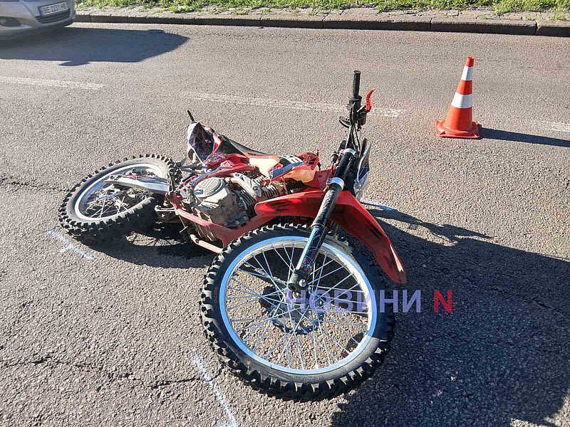 У Миколаєві 15-річний мотоцикліст врізався у Fiat: його забрала «швидка»