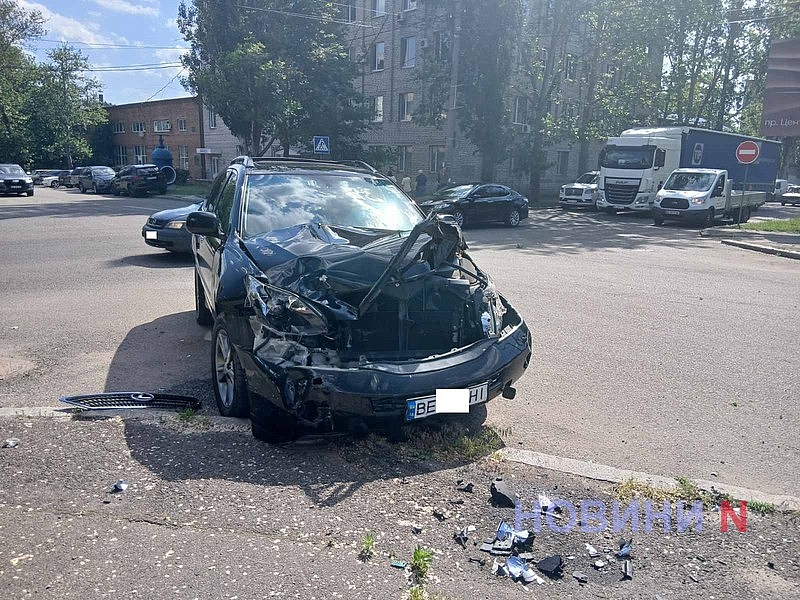 У Миколаєві Toyota зіткнулася з Lexus і вилетіла з дороги