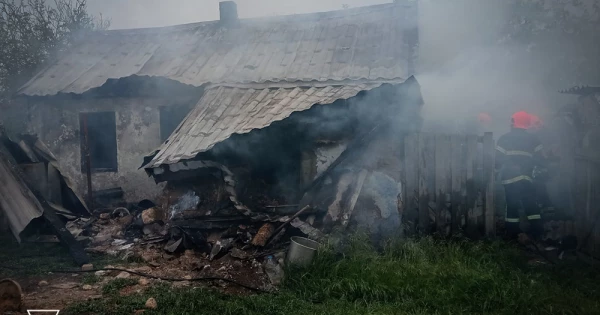 У Миколаївському районі горів будинок: вогонь охопив 40 квадратних метрів