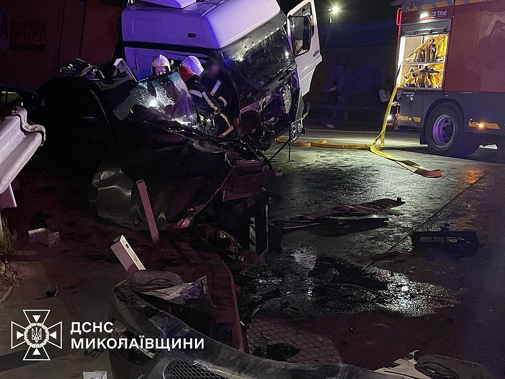 У Миколаївській області BMW зіткнувся з вантажівкою: загиблого вирізали рятувальники