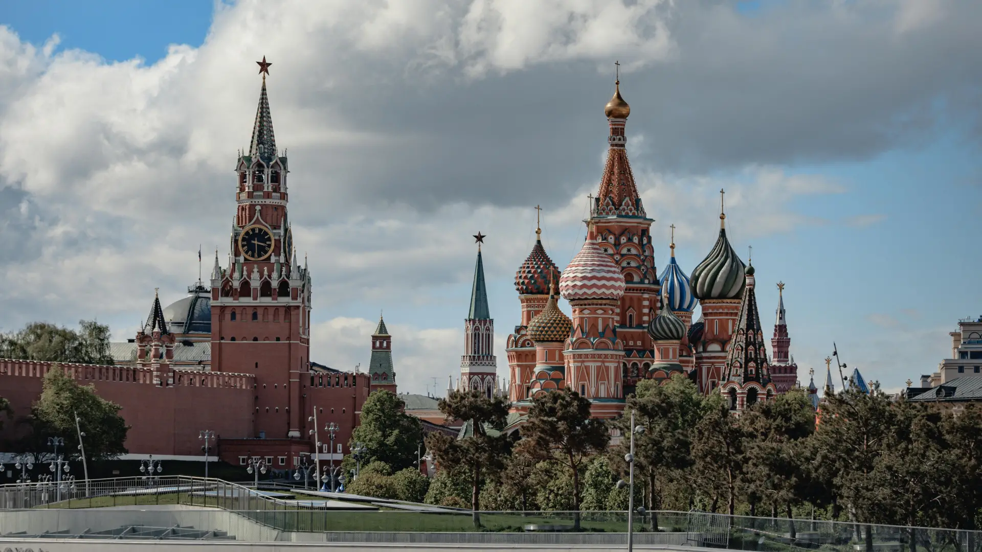 У Москві дрон влучив у багатоповерхівку — удар був неподалік …