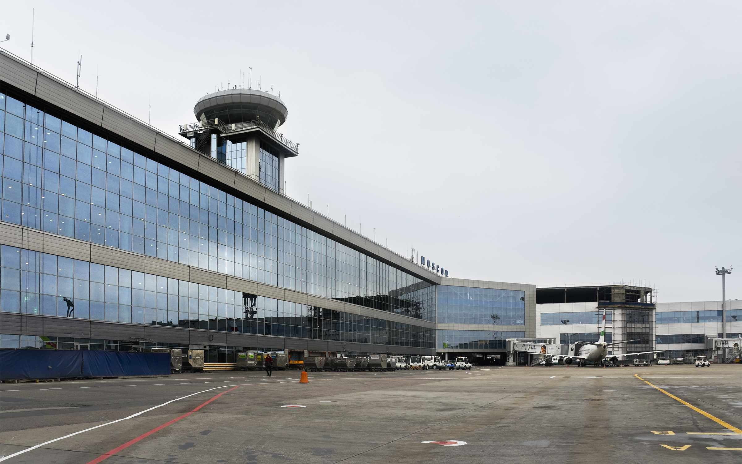 У Москві паралізовані аеропорти через атаку дронів
