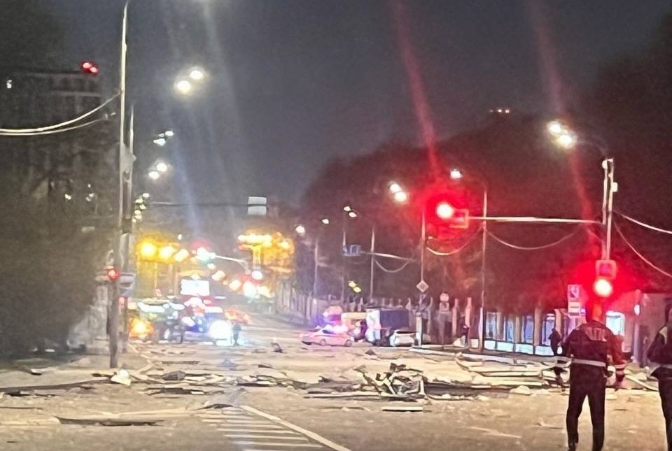 У Москві дрон влетів у висотку – за 6 км …