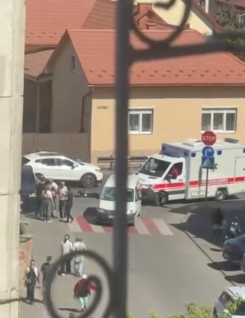 ​У Мукачеві автомобіль збив водія електросамоката: потерпілого госпіталізували (ФОТО)