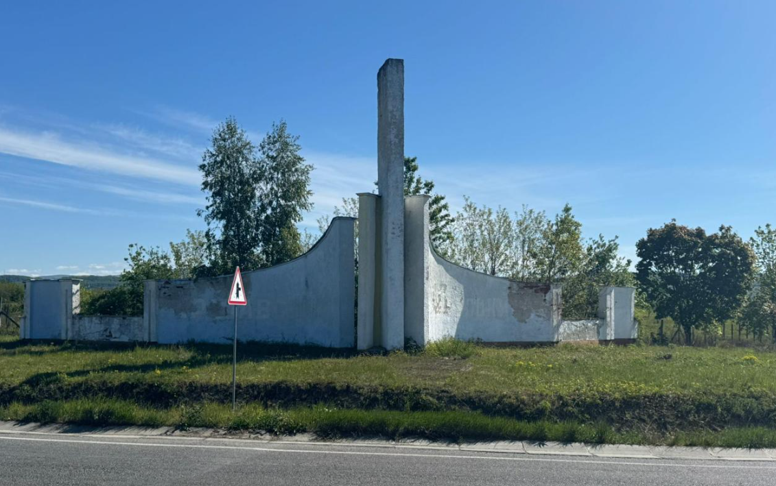У Мукачеві демонтують застарілий покажчик через адмінреформу